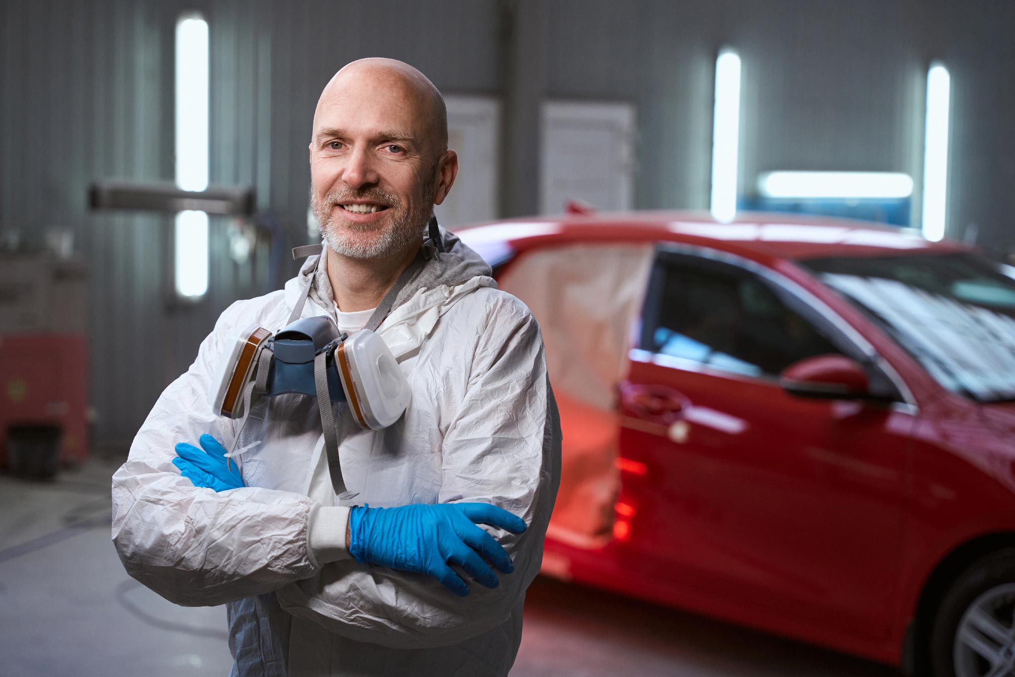 KFZ Lackierer in Hamburg vor Reparatur von rotem Auto